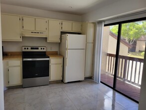 502 Lakeview Dr E, Unit 502 in Royal Palm Beach, FL - Building Photo - Building Photo
