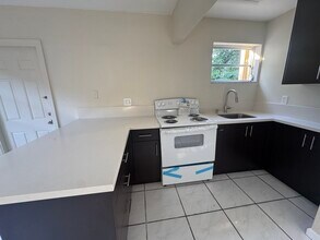 7126 SW 22nd St, Unit 2 in Miami, FL - Foto de edificio - Building Photo