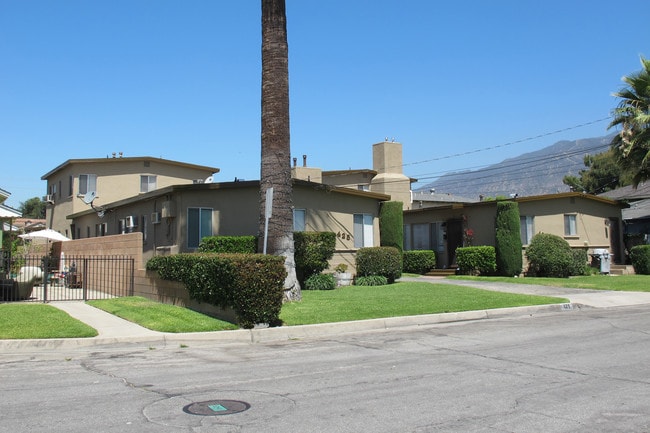 423-425 S Lincoln Pl in Monrovia, CA - Foto de edificio - Building Photo