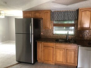 9411 Ledgestone Ln in Port Richey, FL - Foto de edificio - Building Photo