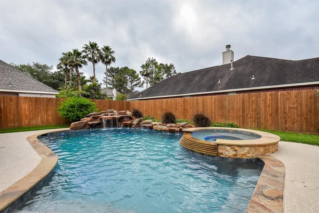 18415 Little Fawn Dr in Houston, TX - Foto de edificio
