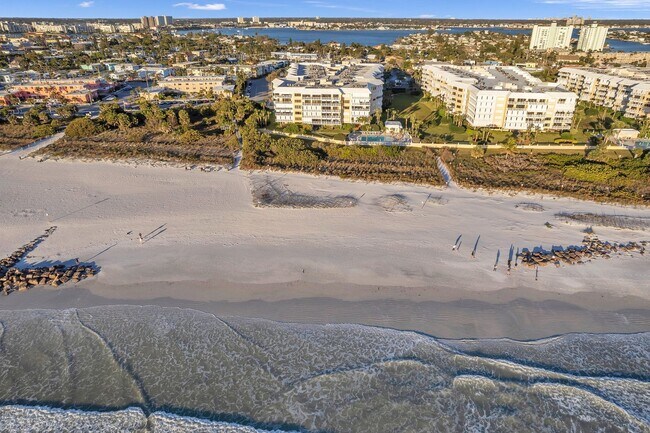 6650 Sunset Way in St Pete Beach, FL - Building Photo - Building Photo