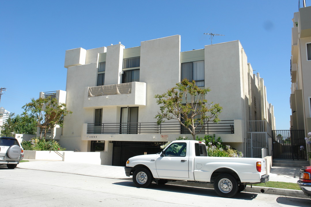 15045 Dickens St in Sherman Oaks, CA - Building Photo