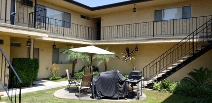 10518-10524 Western Ave in Downey, CA - Foto de edificio - Building Photo