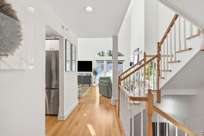 14 Wyndham Close in White Plains, NY - Building Photo - Building Photo