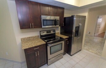 4986 NW 39th St in Lauderdale Lakes, FL - Foto de edificio - Building Photo