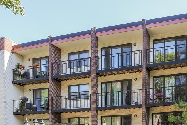 1629 W Sherwin Ave-Unit -APT 303 in Chicago, IL - Building Photo - Building Photo