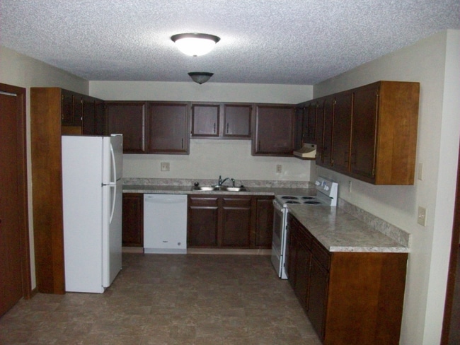 2208 E Divide Ave in Bismarck, ND - Building Photo - Building Photo