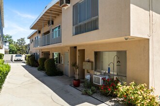4840 Van Noord Ave in Sherman Oaks, CA - Building Photo - Building Photo