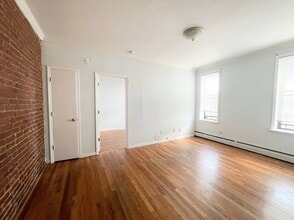 3707 36th Ave, Unit 3 in Long Island City, NY - Foto de edificio - Building Photo