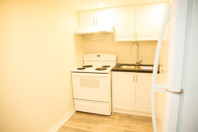 50 Laurel Ave in Toronto, ON - Building Photo - Building Photo