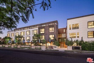724 Croft Ave in Los Angeles, CA - Building Photo