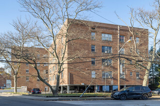 45 Broadway in Freeport, NY - Foto de edificio - Building Photo