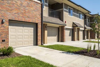 The Villas at Mahoney Park in Lincoln, NE - Building Photo - Building Photo