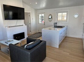 76 Memorial Blvd in Newport, RI - Building Photo