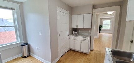 510 S Academy St #2, Unit #2 in Stoughton, WI - Foto de edificio - Building Photo