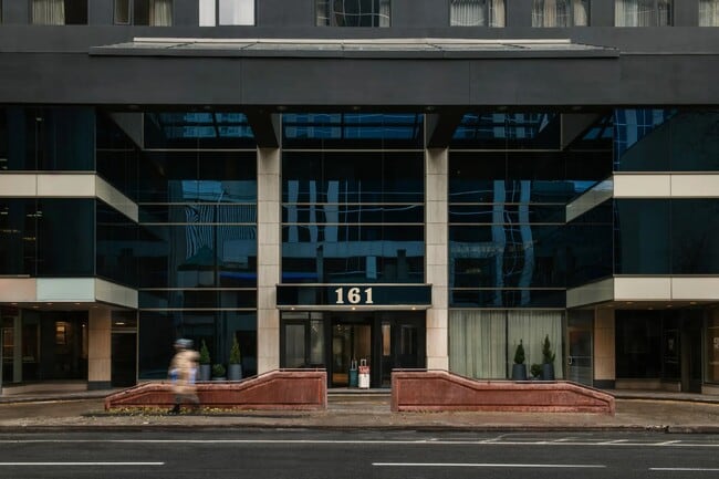 161 Laurier Av W