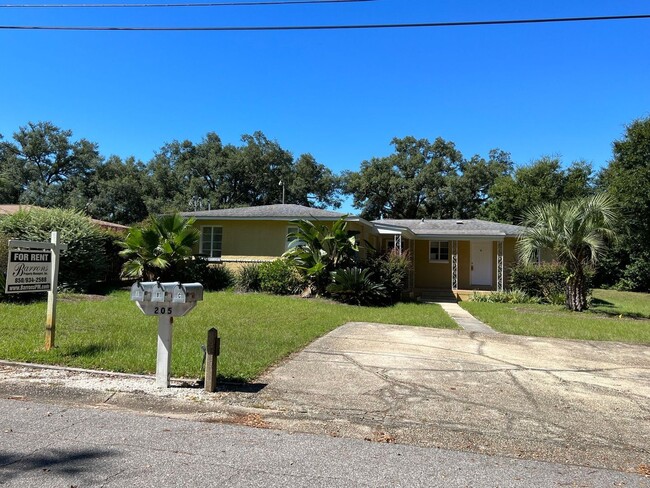 205 Holmes Dr in Pensacola, FL - Foto de edificio - Building Photo