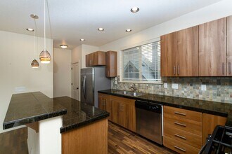 7894 NE Miriam Way in Hillsboro, OR - Building Photo - Building Photo