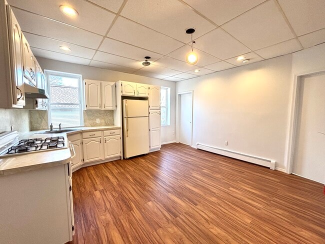 186 Gilbert Ave, Unit 2