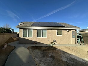 2413 E Ave R 6 in Palmdale, CA - Foto de edificio - Building Photo