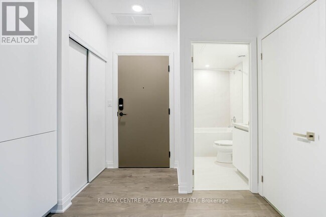 4015 The Exchange in Mississauga, ON - Building Photo - Building Photo