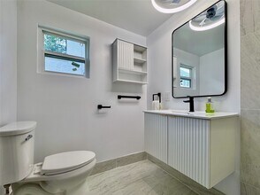 2413 Woodhead St in Houston, TX - Building Photo - Building Photo