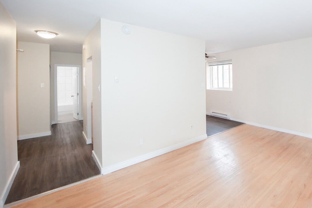 30 Hargrave Apartment in Winnipeg, MB - Building Photo