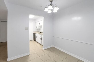 5929 Queensloch Dr in Houston, TX - Building Photo - Building Photo