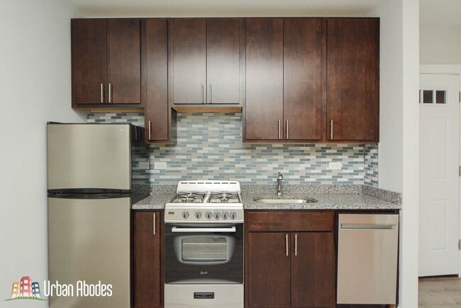 421 W Belden Ave, Unit M04B in Chicago, IL - Foto de edificio - Building Photo
