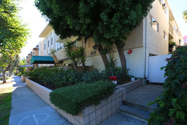 711 Westmount Dr in West Hollywood, CA - Building Photo - Building Photo