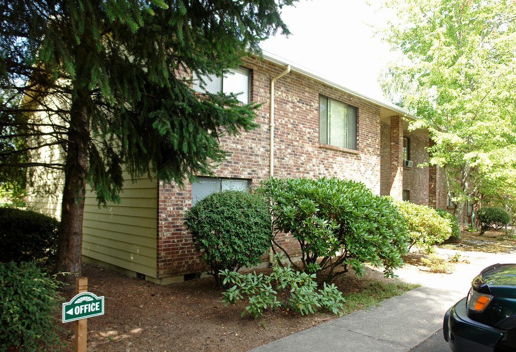 Tapiola Manor Apartments in Beaverton, OR - Building Photo