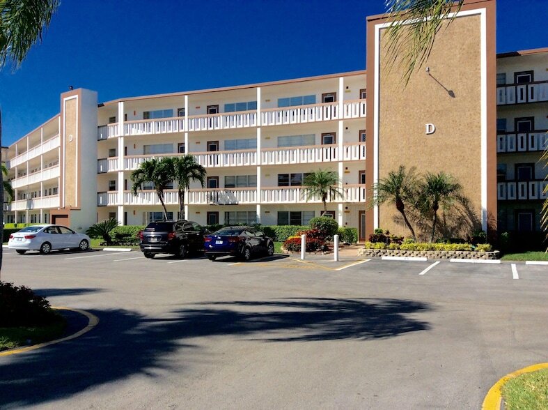 1067 Cornwall E in Boca Raton, FL - Building Photo