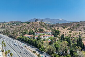Cahuenga Hills Tennis Condominiums in Los Angeles, CA - Building Photo - Building Photo