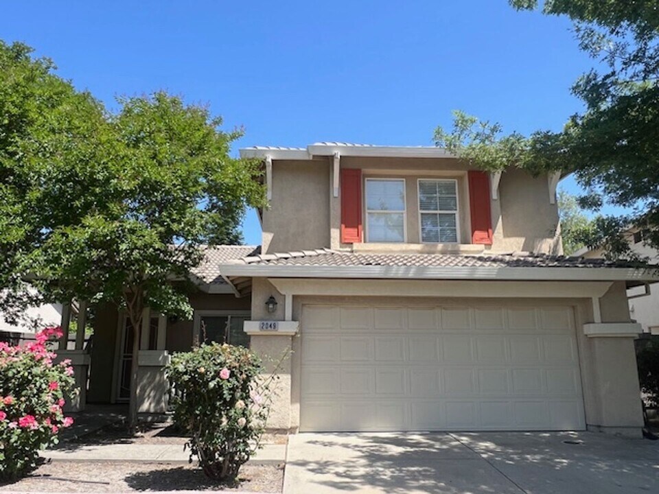 2049 Moonstone Way in Sacramento, CA - Building Photo