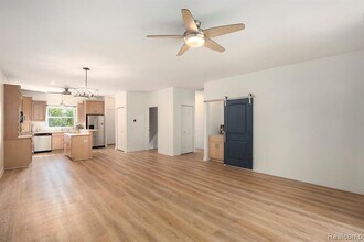 40 Park Island Dr in Lake Orion, MI - Foto de edificio - Building Photo