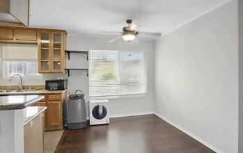 6333 College Grove Way in San Diego, CA - Foto de edificio - Building Photo
