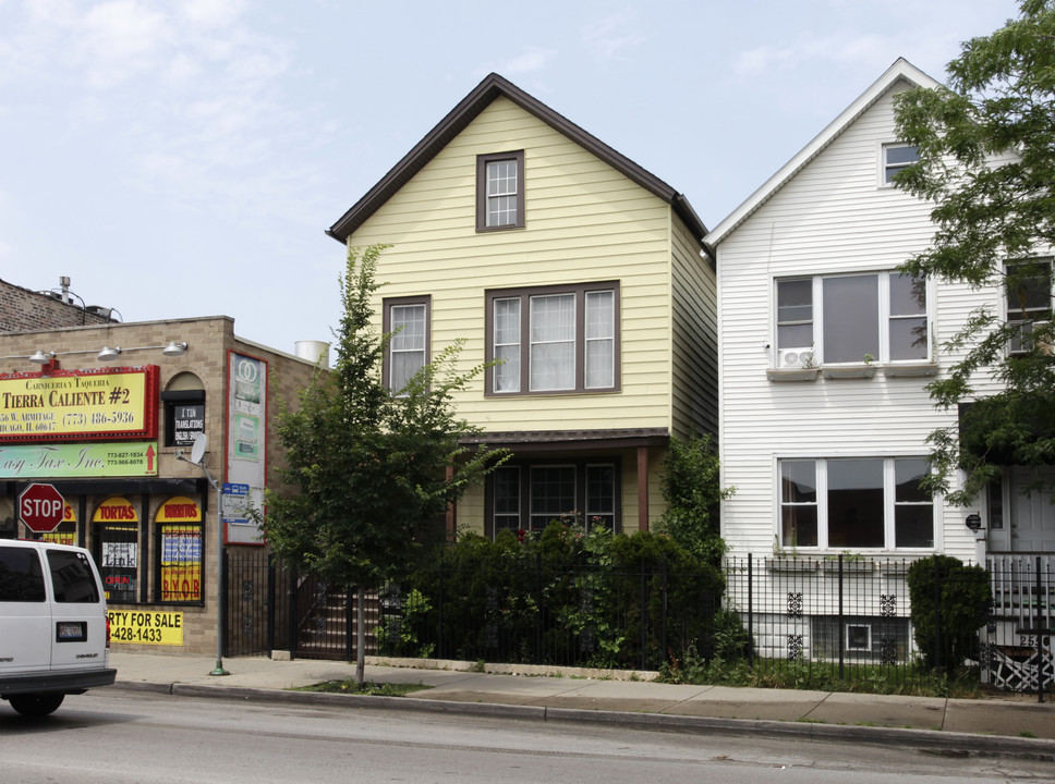 2552 W Armitage Ave in Chicago, IL - Foto de edificio