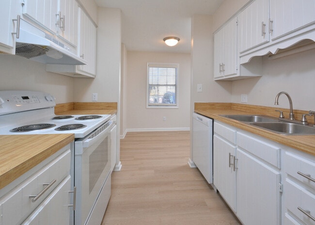 Collins Park Apartments in Burlington, NC - Building Photo - Building Photo