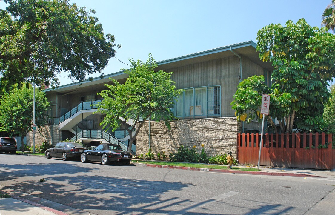 8555 Sherwood Dr in West Hollywood, CA - Building Photo