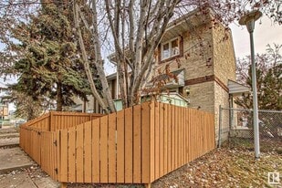 4 C Callingwood Ct NW in Edmonton, AB - Building Photo