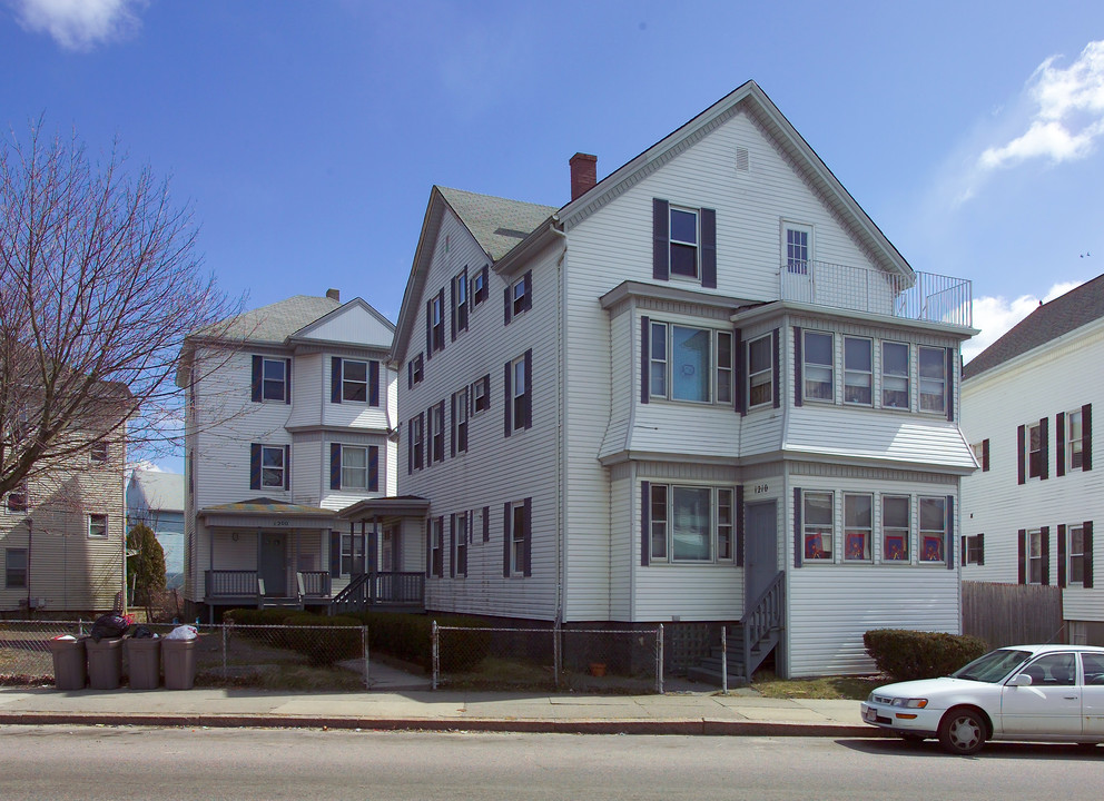 1200-1210 S Main St in Fall River, MA - Foto de edificio