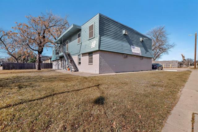 111 E Rogers St in Arlington, TX - Building Photo