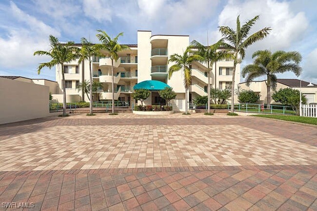 205 Park Shore Dr in Naples, FL - Foto de edificio - Building Photo