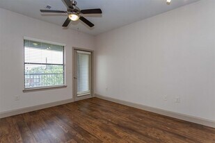 2930 Plum Creek Ln, Unit 313 in Houston, TX - Building Photo