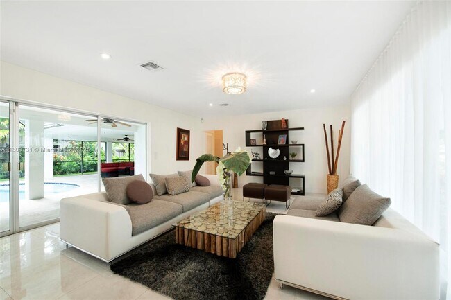 13255 SW 83rd Ave in Pinecrest, FL - Building Photo - Building Photo