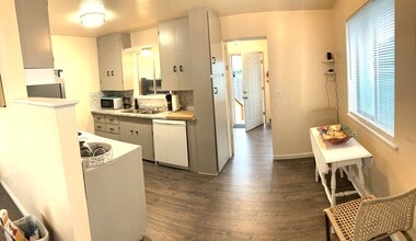 125 S 8th St in Lakeside, OR - Foto de edificio - Building Photo