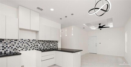 12 N Blair Ave-Unit -1 in Edinburg, TX - Foto de edificio - Building Photo
