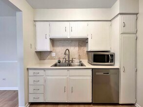 6153 Knoll Way Dr in Willowbrook, IL - Building Photo - Building Photo