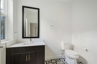 229 Elm Ave in Long Beach, CA - Building Photo - Building Photo